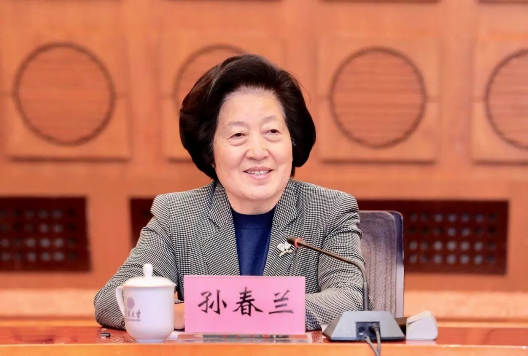 孫春蘭在清華大學(xué)調(diào)研時(shí)強(qiáng)調(diào)：提升教育服務(wù)經(jīng)濟(jì)社會(huì)發(fā)展能力