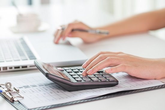 攝圖網(wǎng)_500123186_會(huì)計(jì)使用計(jì)算器特寫(企業(yè)商用) 攝圖網(wǎng)_500123186_會(huì)計(jì)使用計(jì)算器特寫(企業(yè)商用)