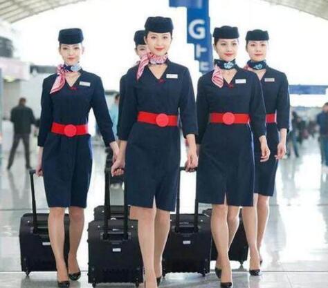 空姐上下飛機為什么要拉著箱子？廊坊空乘學(xué)校為你解答