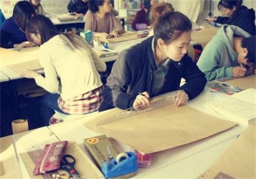 秦皇島東方服裝學(xué)校正規(guī)嗎？有什么教學(xué)方式？