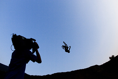 新人學(xué)攝影要了解什么？衡水亮點(diǎn)化妝攝影學(xué)校幫你了解！