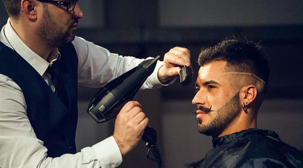 在唐山想成為資深發(fā)型師去哪里學(xué)？