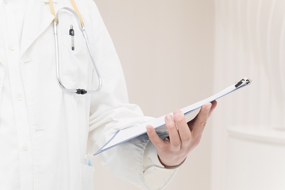 攝圖網_500313251_認真寫文檔的年輕醫(yī)生特寫（企業(yè)商用）