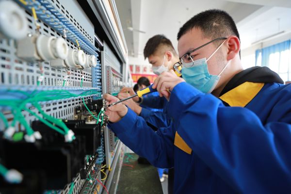 玉田職教中心機(jī)電一體化專(zhuān)業(yè)學(xué)生開(kāi)展電路組裝實(shí)習(xí) 玉田職教中心機(jī)電一體化專(zhuān)業(yè)學(xué)生開(kāi)展電路組裝實(shí)習(xí)