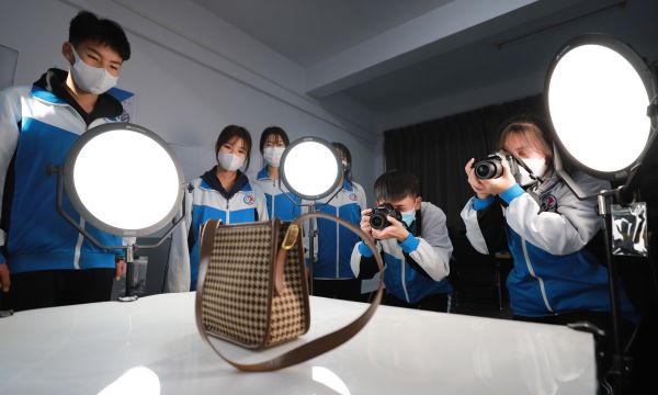 玉田職教中心電子商務(wù)專(zhuān)業(yè)學(xué)生開(kāi)展商品攝影實(shí)踐教學(xué) 玉田職教中心電子商務(wù)專(zhuān)業(yè)學(xué)生開(kāi)展商品攝影實(shí)踐教學(xué)