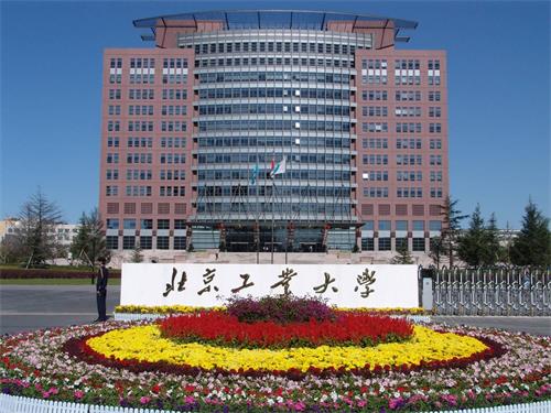 工業(yè)機(jī)器人學(xué)校選哪里？