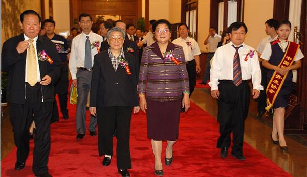 全國政協(xié)副主席錢正英（左一）、十五屆中央委員顧秀蓮（左三）、國務(wù)院扶貧主任，政協(xié)常委胡富國（左一）、北方汽車專修學(xué)校曹振峰董事長（右一）在人民大會(huì)堂共同出席北方學(xué)校七千萬扶貧工程
