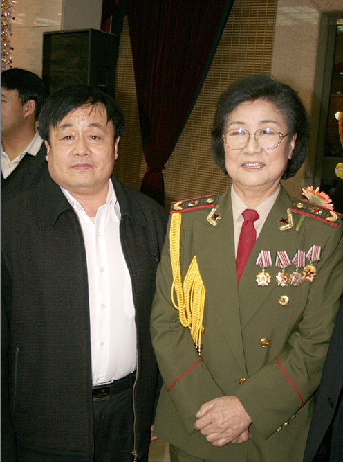 全國一級(jí)演員，政協(xié)委員馬玉濤（右一）與曹振峰同志合影